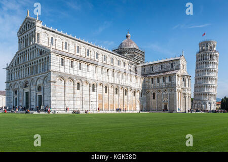 Piazza dei Miracoli formal bekannt als Piazza del Duomo in Pisa, Toskana, Italien, anerkannt als ein wichtiges Zentrum der mittelalterlichen europäischen Kunst Stockfoto