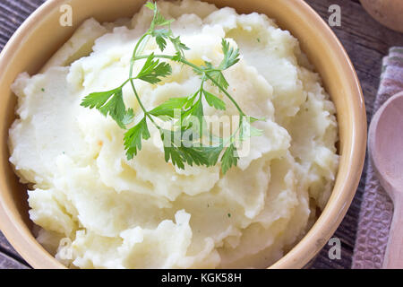 Kartoffelpüree in Keramik Schüssel Stockfoto