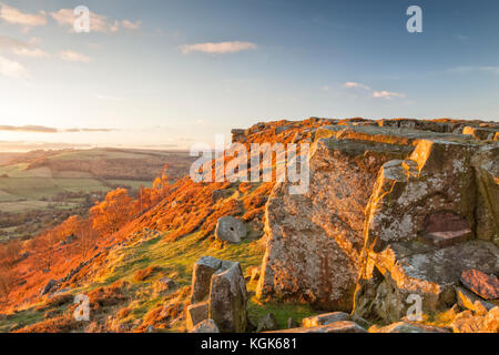 Sonnenuntergang über Curbar Kante, Nationalpark Peak District, Derbyshire, England Stockfoto