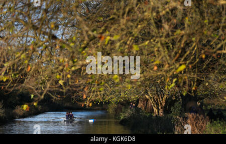 Ruderer vom Winchester College Ruder Club machen ihren Weg entlang der Itchen Navigation in Winchester. Stockfoto