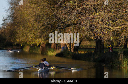 Ruderer vom Winchester College Ruder Club machen ihren Weg entlang der Itchen Navigation in Winchester. Stockfoto