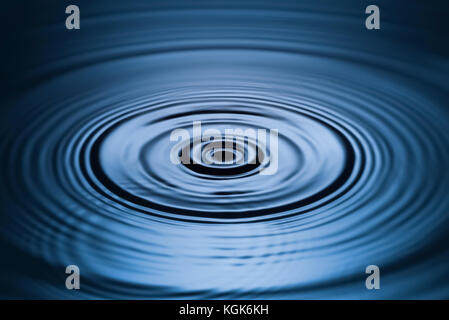 Wasser tropft oder wasserwellen. Wellen von Wasser. Wasser Stockfoto