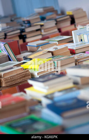 Italienische Flohmarkt, alte Bücher Stapel Stockfoto