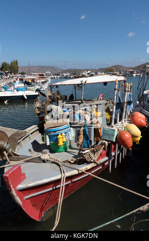 Elounda, Kreta, Griechenland. Oktober 2017. Angelausrüstung auf einem kleinen kommerziellen Fischerboot im Hafen von Elounda. Stockfoto