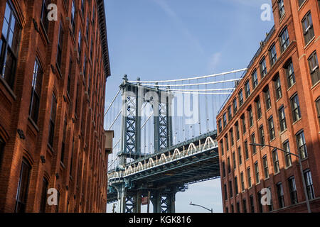Manhattan Bridge von einem roten Backsteinbauten in Brooklyn Straße in Sicht, New York, USA Stockfoto