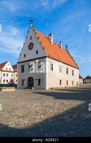 Bardejov, Slowakei - August 09, 2015: historisches Monument, das alte Rathaus aus dem 1. Teil des xvi Jahrhunderts (1505-1511) im gotischen Stil. Bardejov, Slowakei Stockfoto