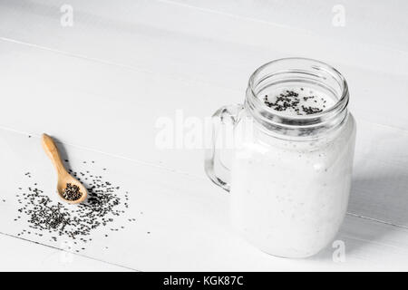 Weiß smoothie Cocktail mit Chia Samen. salvia Hispanica Stockfoto