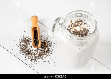 Weiß smoothie Cocktail mit Chia Samen. salvia Hispanica Stockfoto