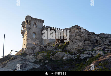 Tarifa ist die südlichste Siedlung in Kontinentaleuropa. Santa Catalina ist ein Aussichtsturm im Stil eines Schloß aus dem 16. Jahrhundert. Stockfoto