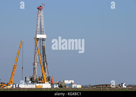 Land öl bohren und Krane auf Ölfeld Stockfoto