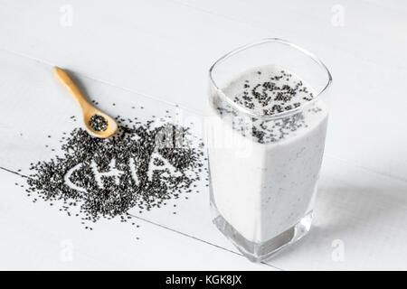 Weiß smoothie Cocktail mit Chia Samen. salvia Hispanica Stockfoto