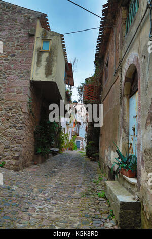 Eine gepflasterte Straße im alten Dorf bortigali, Sardinien, Italien Stockfoto