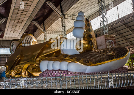 Die Füße der kolossale Statue des Liegenden Buddha in Bago, Myanmar Stockfoto