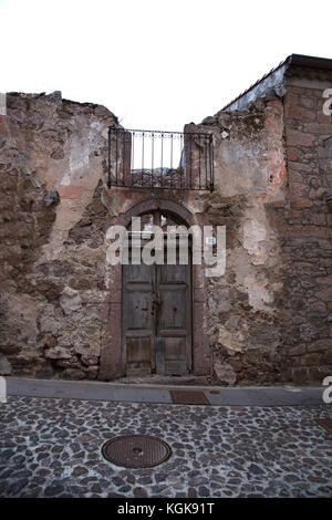 Alte verlassene Gebäude, in dem kleinen Dorf bortigali, Sardinien