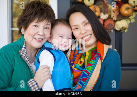 Gerne Chinesisch älterer Erwachsener Großmutter mit ihrer Tochter und Enkel Stockfoto