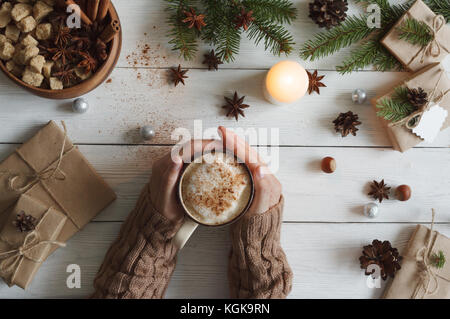 Tasse Kaffee und Hände Stockfoto