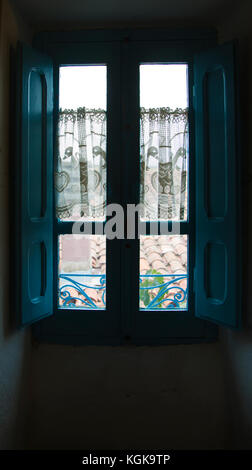 Ein Fenster, in einem alten Landhaus im mediterranen Dorf bortigali, Sardinien, Italien Stockfoto