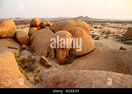 Seltsame Felsen um Arch Rock in der spitzkoppe, Namibia Stockfoto