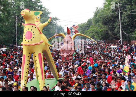 Bangladeshi Menschen nehmen an einer Kundgebung in der Feier der bengalischen Neujahr oder "pohela boishakh" in Dhaka, Bangladesh, 14. April 2016. Die bengalischen Kalende r Stockfoto