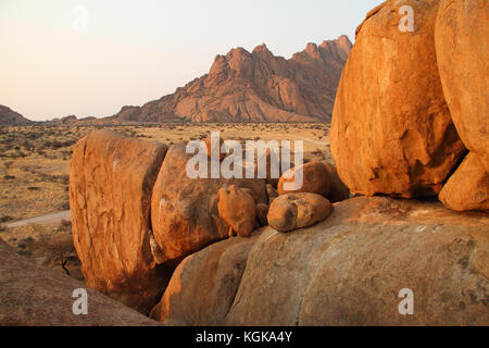 Steinige wüste Landschaft in der spitzkoppe, Namibia. Stockfoto