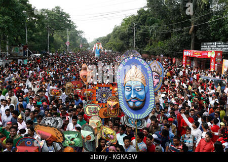 Bangladeshi Menschen nehmen an einer Kundgebung in der Feier der bengalischen Neujahr oder "pohela boishakh" in Dhaka, Bangladesh, 14. April 2016. Die bengalischen Kalende r Stockfoto