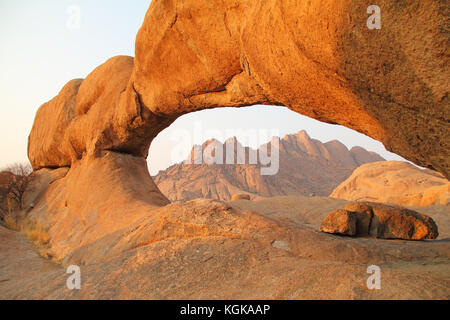 Grosse Granitfelsen arch bei Sonnenuntergang rund um die Spitzkoppe in Namibia Stockfoto