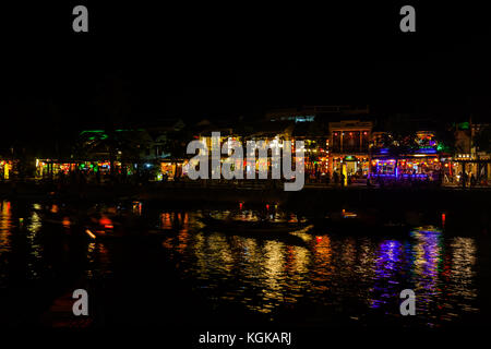 Nacht Szene auf dem Thu Bon Fluss Kanal in der alten Stadt Hoi An, Vietnam. Restaurants, Bars und Geschäfte sind reichlich. Stockfoto