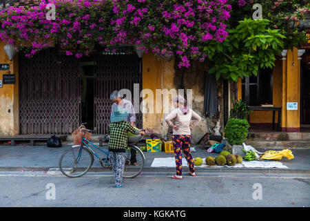 Die Vorbereitung für die Morgen Markt in den Straßen von den lokalen Markt in Hoi An, Vietnam Stockfoto