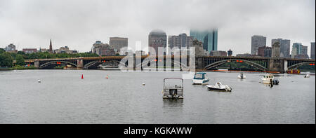 Skyline von Downtown Boston mit dem Nebel, Ma USA Stockfoto