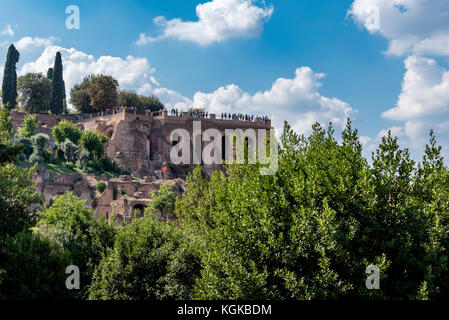 Malerische Aussicht auf die antiken Kaiserlichen Palast auf dem Palatin in Rom, Italien. Archäologische Stätte des antiken Ruinen von Forum Romanum gesehen. Stockfoto