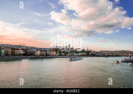 Panoramablick auf die Stadt in der Dämmerung von Donau, Budapest, Ungarn. Stadtbild über den Fluss, die Kettenbrücke und historische Gebäude auf die Budaer Berge. Stockfoto