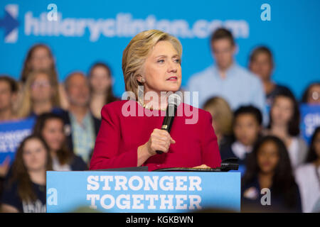 Harrisburg, PA, USA – 4. Oktober 2016: Präsidentschaftskandidatin Hillary Clinton spricht über ihre Gegnerin. Stockfoto