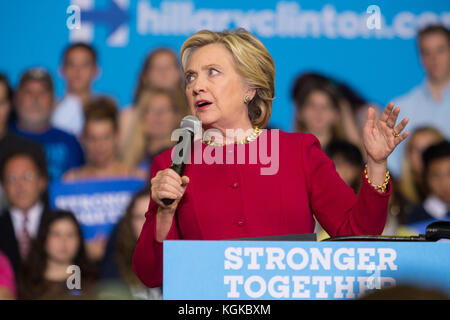 Harrisburg, PA, USA – 4. Oktober 2016: Präsidentschaftskandidatin Hillary Clinton spricht über ihre Gegnerin. Stockfoto