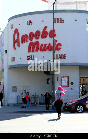 Frau die Kreuzung außerhalb Amöbe Music Records Record Store auf dem Sunset Boulevard in Los Angeles, Kalifornien, USA KATHY DEWITT Stockfoto