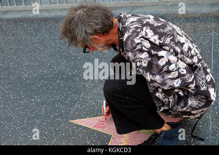 Ein obdachloser Zeichen sein Name auf dem Hollywood Walk of Fame Stern auf dem Hollywood Boulevard in Los Angeles, Kalifornien US USA KATHY DEWITT Stockfoto