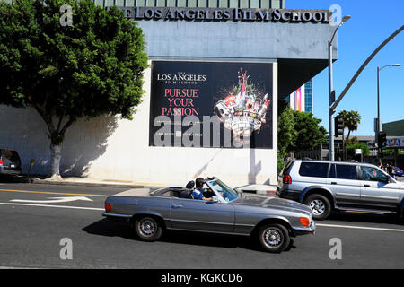 Die Los Angeles Film School anmelden Gebäude an der Ecke der Sunset Boulevard in Hollywood & Autos im Verkehr Los Angeles, Kalifornien KATHY DEWITT Stockfoto