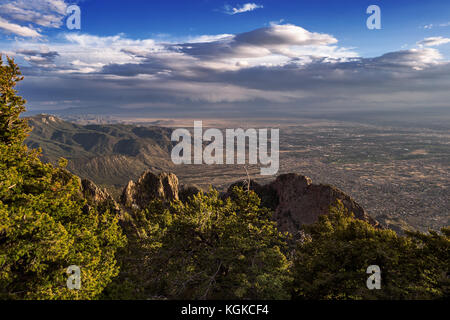 Albuquerque, New Mexico aus gesehen die Sandia Mountains Stockfoto