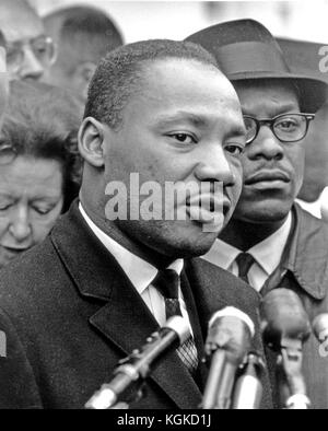 Washington, DC - (AKTE) - Dr. Martin Luther King, Jr. spricht nach einem Treffen im Weißen Haus um 1963 mit Reportern..Credit: ArnieSachs/MediaPunch Stockfoto