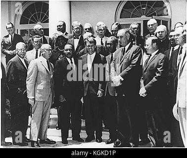 Foto von einem Treffen im Weißen Haus in Washington, DC mit Zivilrechte Führer am 22. Juni 1963.  Vordere Reihe: Martin Luther King, Jr., Attorney General Robert F. Kennedy, Roy Wilkins, Vizepräsident Lyndon Baines Johnson, Reuther, Whitney M. Young, ein Philip Randolph. Zweite Reihe, zweiter von links: Rosa Gragg.  Obere Reihe, Dritter von links: James Farmer. Bildnachweis: National Parkservice über CNP /MediaPunch Stockfoto