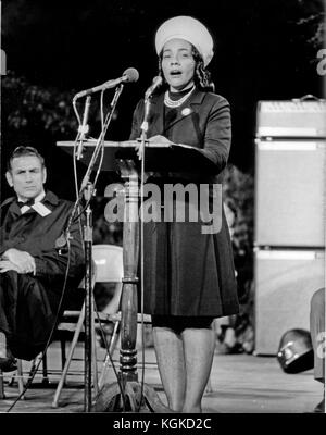 Washington, D.C. - 31. Januar 2006 - - Coretta Scott King hat in Atlanta, Georgia im Alter von 78 Jahren. Diese Datei Foto, in Washington, D.C. am 15. Oktober 1969 berücksichtigt, zeigt Frau Martin Luther King, Jr. (Coretta Scott) einer Massenkundgebung Adressierung auf dem Gelände des Washington Monument. Frau König war einer der Unterstützer der bundesweiten Moratorium für den Frieden in Vietnam. Nach Ihrer Rede, Frau König geführt ein kerzenlicht März vom Denkmal hinter dem Weißen Haus, wo Sie eine Kerze in die Ehre der Vereinigten Staaten in Vietnam lit.: Benjamin E. 'Gene' Forte - CNP/MediaPunch Stockfoto