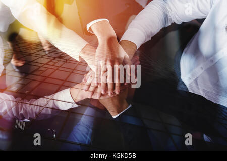 Business Menschen Hand in Hand im Büro. Konzept der Teamarbeit und Partnerschaft. Double Exposure Stockfoto