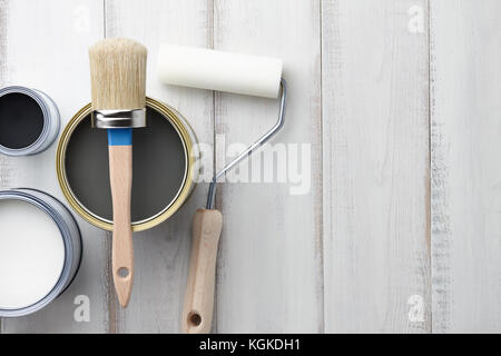 Verschiedene Malerei liefert auf weissem Holztisch Stockfoto