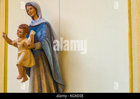 Statue der seligen Jungfrau Maria mit dem Heiligen Jesuskind Stockfoto