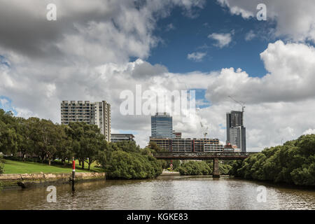 Parramatta, Australien - März 24, 2017: Nähert sich der Stadt am Fluss, macarthur Street Bridge und hohen Bürogebäuden, alle unter Hea Stockfoto