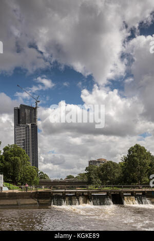 Parramatta, Australien - März 24, 2017: Das runde Becken ist parramatta Hafen. ein Damm mit offener Tür und Tor Flow Controls in Fluss. Schwere cloudscape. Stockfoto