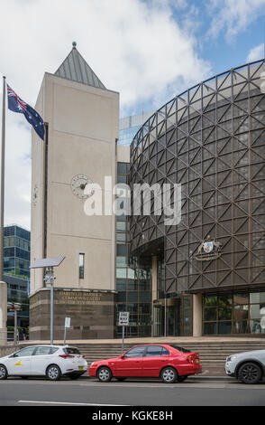 Parramatta, Australien - März 24, 2017: Garfield barwick Commonwealth Law Courts Gebäude und Familie Gericht. street scene, Clock Tower, Australische Flagge Stockfoto