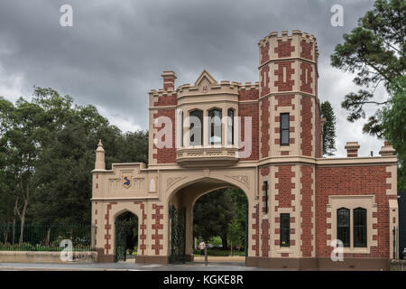 Parramatta, Australien - März 24, 2017: roter Backstein mit beige/Griffe, schloss - wie George Street Torhaus, Eintritt zum Park der Domäne mit dem Government House Stockfoto