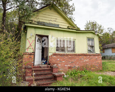 Mit Brettern vernagelt, Abgebrochen, Haus, städtischen Niedergang, Decay, Feuerbrand, und amerikanische Armut in Montgomery, Alabama, USA. Stockfoto