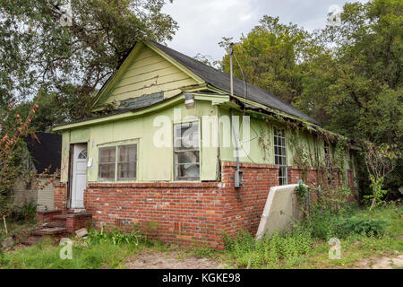 Mit Brettern vernagelt, Abgebrochen, Haus, städtischen Niedergang, Decay, Feuerbrand, und amerikanische Armut in Montgomery, Alabama, USA. Stockfoto