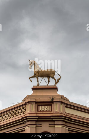 Parramatta, Australien - März 24, 2017: Pferd Statue auf der Oberseite des historischen Haus entlang der Macquarie Street Kreuzung Church Street. braunes Gebäude unter Stockfoto